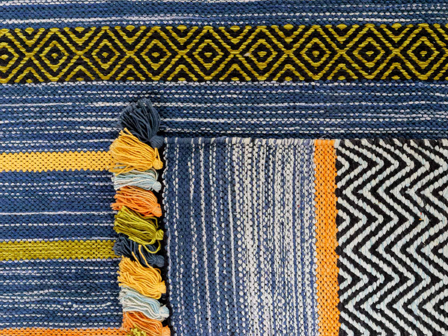 Handgewebter, moderner Indo Kelim Orientteppich von Khademi aus Baumwolle, blau, mehrfarbig. Geometrisches Design. Von Hand gewebt in Indien. Größe: 230x170cm. Teppichnummer: KB4-1680. Verkauf durch Jupiter Intl.