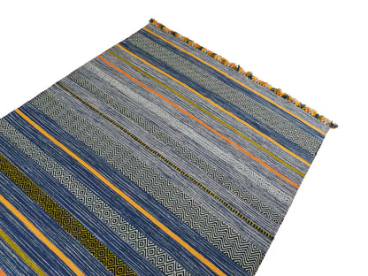 Handgewebter, moderner Indo Kelim Orientteppich von Khademi aus Baumwolle, blau, mehrfarbig. Geometrisches Design. Von Hand gewebt in Indien. Größe: 230x170cm. Teppichnummer: KB4-1680. Verkauf durch Jupiter Intl.