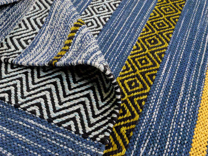 Handgewebter, moderner Indo Kelim Orientteppich von Khademi aus Baumwolle, blau, mehrfarbig. Geometrisches Design. Von Hand gewebt in Indien. Größe: 230x170cm. Teppichnummer: KB4-1680. Verkauf durch Jupiter Intl.