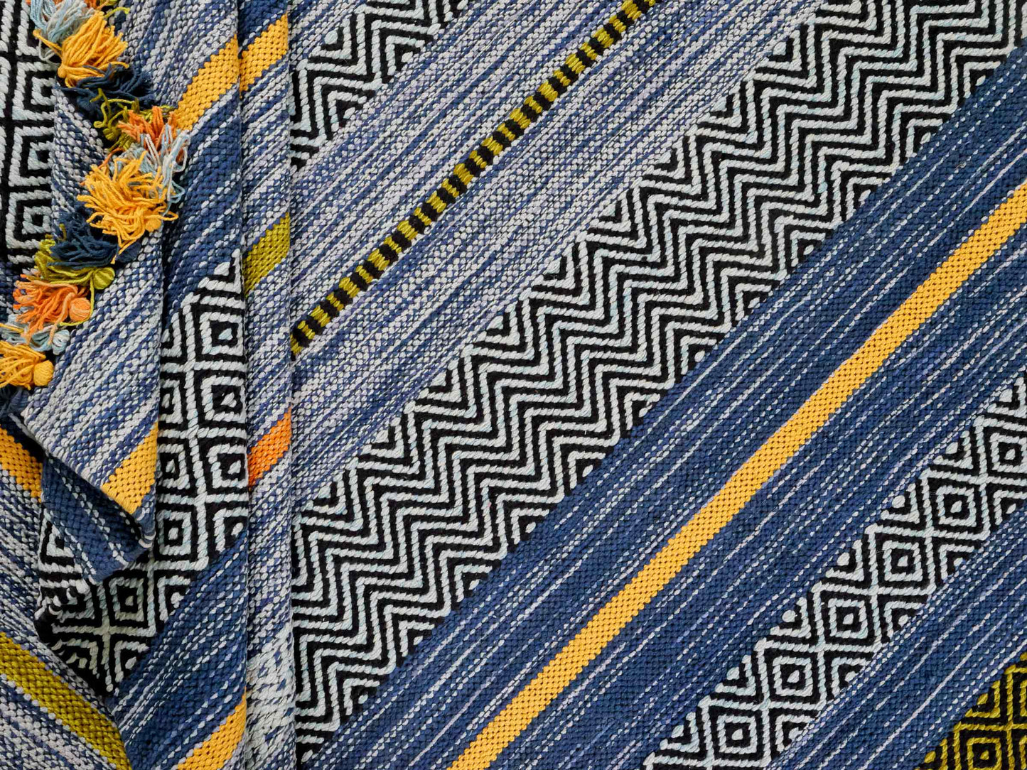 Handgewebter, moderner Indo Kelim Orientteppich von Khademi aus Baumwolle, blau, mehrfarbig. Geometrisches Design. Von Hand gewebt in Indien. Größe: 230x170cm. Teppichnummer: KB4-1680. Verkauf durch Jupiter Intl.