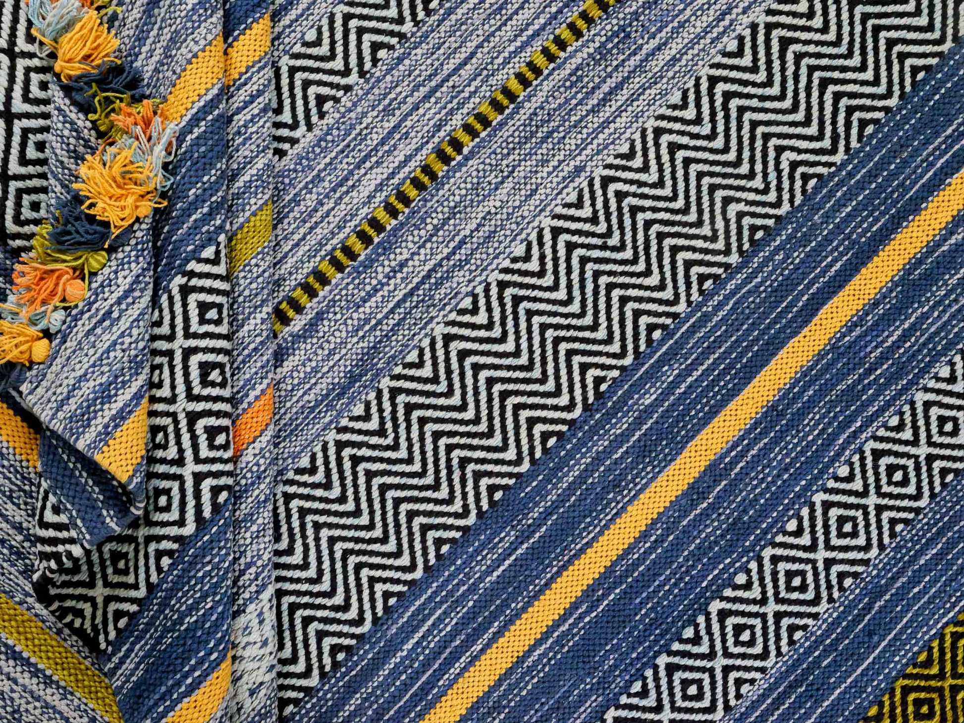 Handgewebter, moderner Indo Kelim Orientteppich von Khademi aus Baumwolle, blau, mehrfarbig. Geometrisches Design. Von Hand gewebt in Indien. Größe: 230x170cm. Teppichnummer: KB4-1680. Verkauf durch Jupiter Intl.
