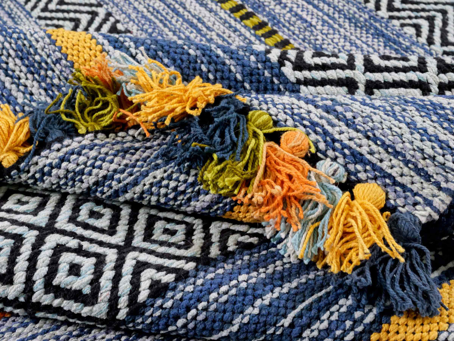 Handgewebter, moderner Indo Kelim Orientteppich von Khademi aus Baumwolle, blau, mehrfarbig. Geometrisches Design. Von Hand gewebt in Indien. Größe: 230x170cm. Teppichnummer: KB4-1680. Verkauf durch Jupiter Intl.