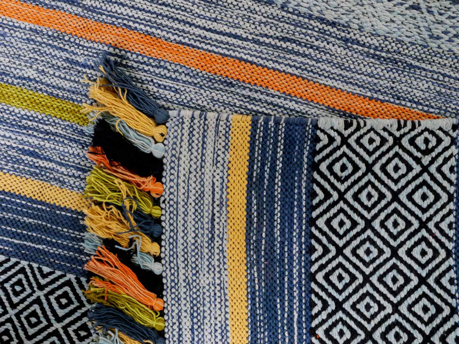 Handgewebter, moderner Indo Kelim Orientteppich von Khademi aus Baumwolle, blau, mehrfarbig. Geometrisches Design. Von Hand gewebt in Indien. Größe: 230x170cm. Teppichnummer: KB4-1681. Verkauf durch Jupiter Intl.
