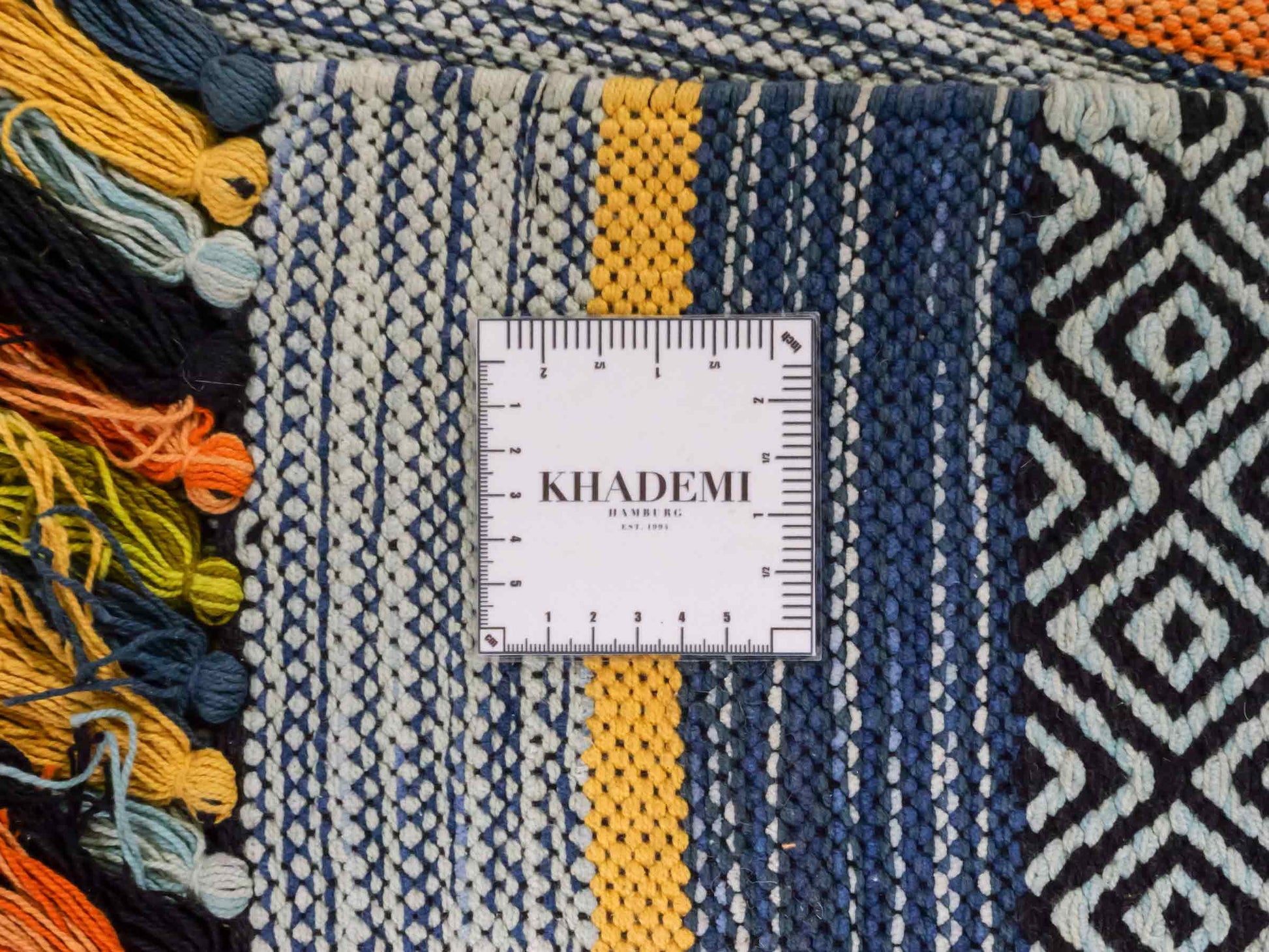 Handgewebter, moderner Indo Kelim Orientteppich von Khademi aus Baumwolle, blau, mehrfarbig. Geometrisches Design. Von Hand gewebt in Indien. Größe: 230x170cm. Teppichnummer: KB4-1681. Verkauf durch Jupiter Intl.