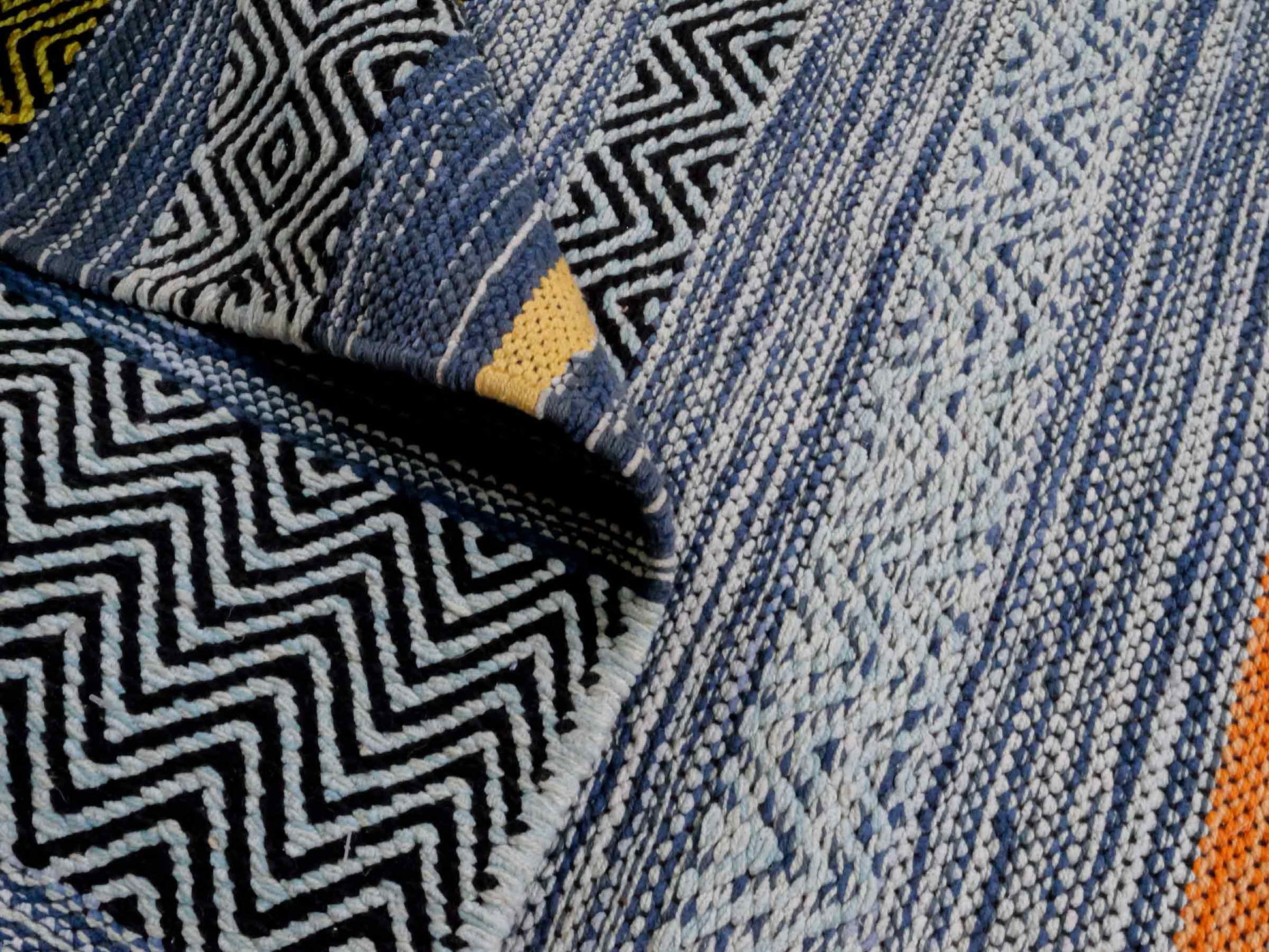 Handgewebter, moderner Indo Kelim Orientteppich von Khademi aus Baumwolle, blau, mehrfarbig. Geometrisches Design. Von Hand gewebt in Indien. Größe: 230x170cm. Teppichnummer: KB4-1681. Verkauf durch Jupiter Intl.