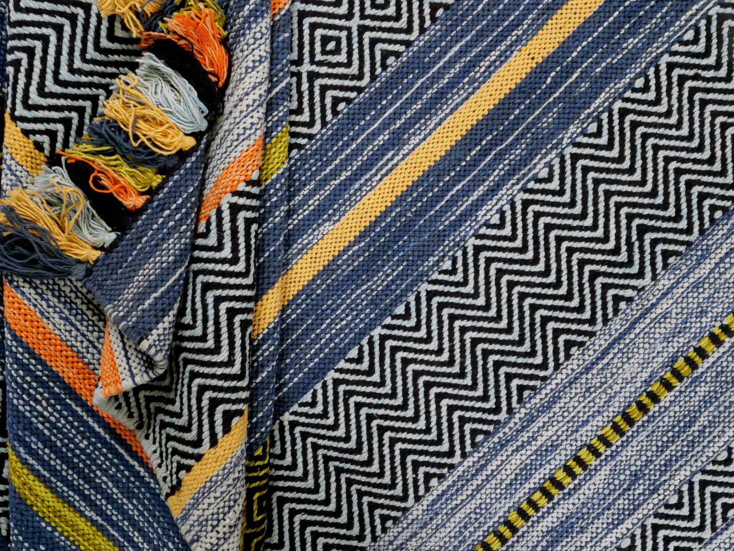 Handgewebter, moderner Indo Kelim Orientteppich von Khademi aus Baumwolle, blau, mehrfarbig. Geometrisches Design. Von Hand gewebt in Indien. Größe: 230x170cm. Teppichnummer: KB4-1681. Verkauf durch Jupiter Intl.