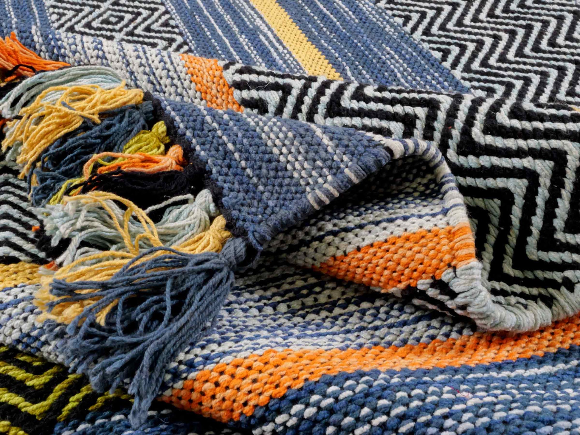 Handgewebter, moderner Indo Kelim Orientteppich von Khademi aus Baumwolle, blau, mehrfarbig. Geometrisches Design. Von Hand gewebt in Indien. Größe: 230x170cm. Teppichnummer: KB4-1681. Verkauf durch Jupiter Intl.