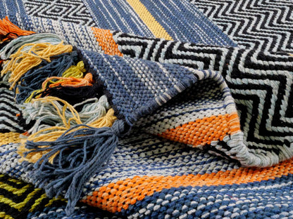 Handgewebter, moderner Indo Kelim Orientteppich von Khademi aus Baumwolle, blau, mehrfarbig. Geometrisches Design. Von Hand gewebt in Indien. Größe: 230x170cm. Teppichnummer: KB4-1681. Verkauf durch Jupiter Intl.