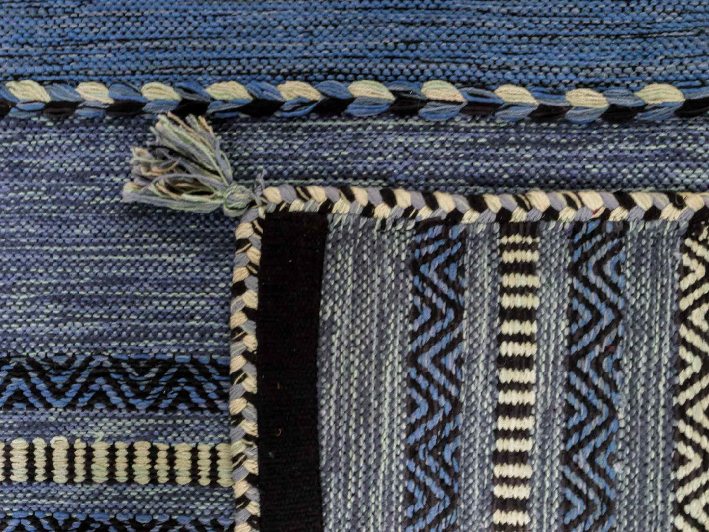 Handgewebter, moderner Indo Kelim Orientteppich von Khademi aus Baumwolle, blau. Geometrisches Design. Von Hand gewebt in Indien. Größe: 230x170cm. Teppichnummer: KB4-1688. Verkauf durch Jupiter Intl.