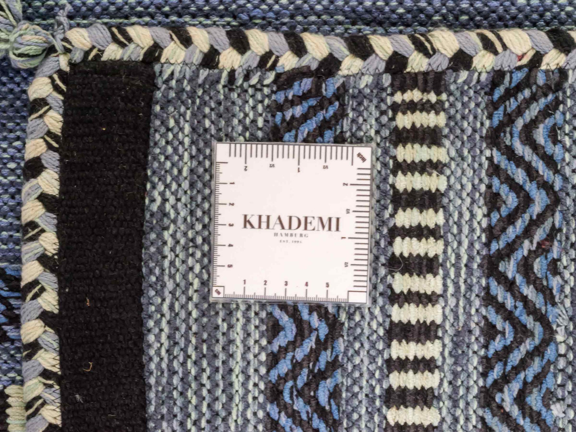 Handgewebter, moderner Indo Kelim Orientteppich von Khademi aus Baumwolle, blau. Geometrisches Design. Von Hand gewebt in Indien. Größe: 230x170cm. Teppichnummer: KB4-1688. Verkauf durch Jupiter Intl.