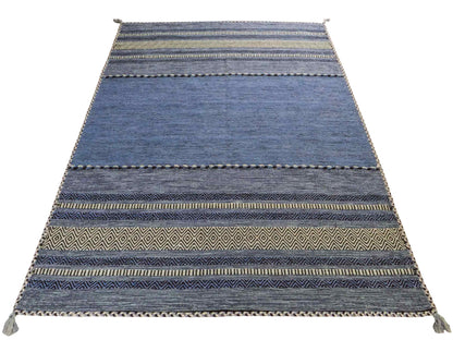 Handgewebter, moderner Indo Kelim Orientteppich von Khademi aus Baumwolle, blau. Geometrisches Design. Von Hand gewebt in Indien. Größe: 230x170cm. Teppichnummer: KB4-1688. Verkauf durch Jupiter Intl.