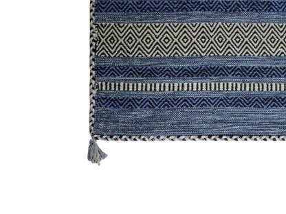 Handgewebter, moderner Indo Kelim Orientteppich von Khademi aus Baumwolle, blau. Geometrisches Design. Von Hand gewebt in Indien. Größe: 230x170cm. Teppichnummer: KB4-1688. Verkauf durch Jupiter Intl.