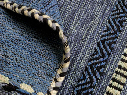 Handgewebter, moderner Indo Kelim Orientteppich von Khademi aus Baumwolle, blau. Geometrisches Design. Von Hand gewebt in Indien. Größe: 230x170cm. Teppichnummer: KB4-1688. Verkauf durch Jupiter Intl.