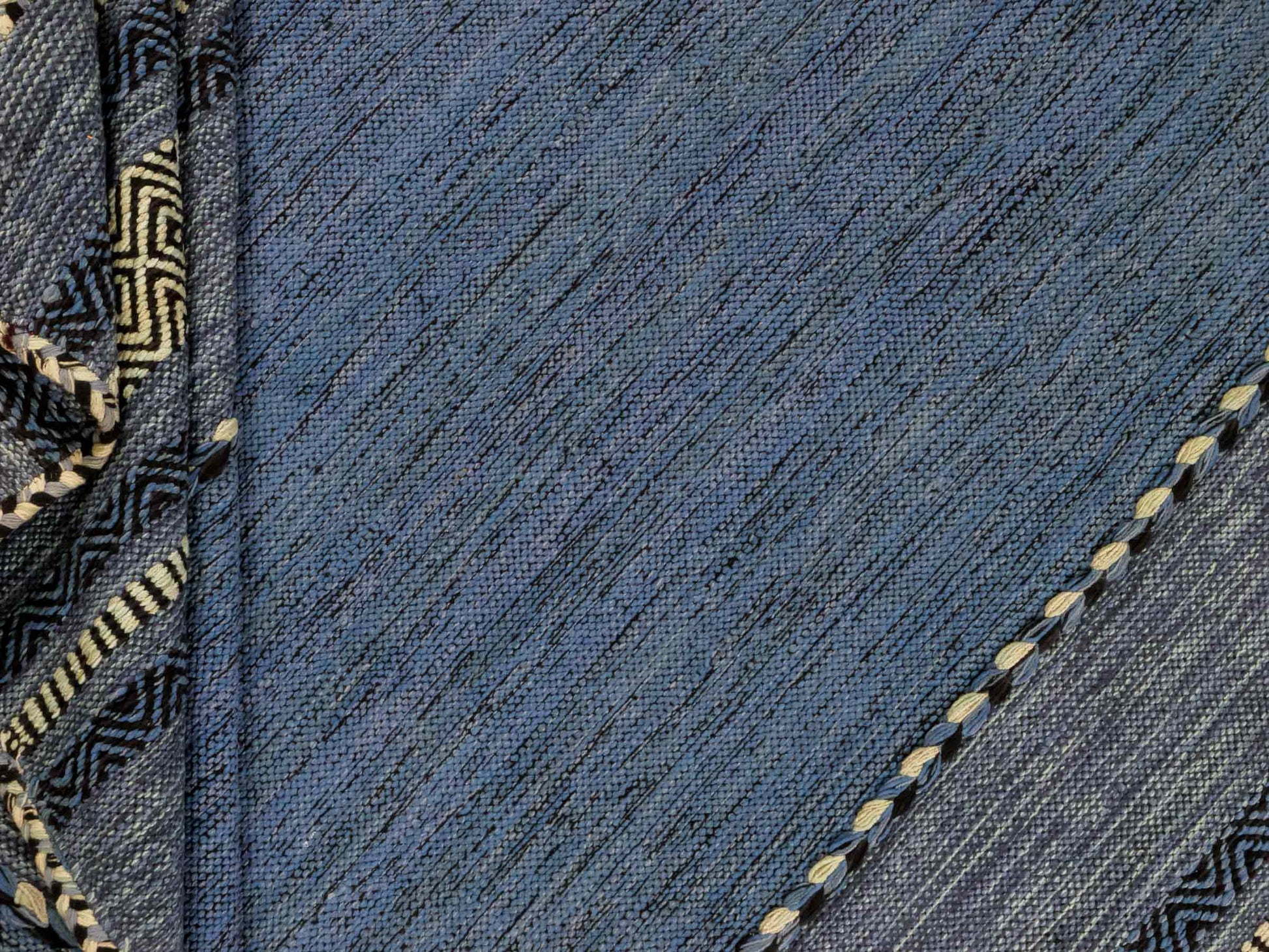 Handgewebter, moderner Indo Kelim Orientteppich von Khademi aus Baumwolle, blau. Geometrisches Design. Von Hand gewebt in Indien. Größe: 230x170cm. Teppichnummer: KB4-1688. Verkauf durch Jupiter Intl.