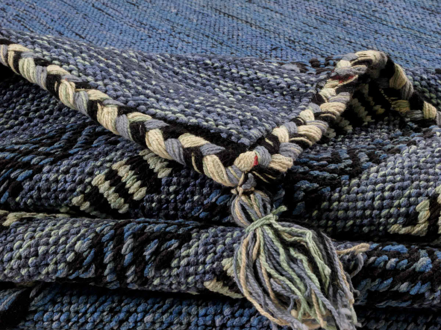 Handgewebter, moderner Indo Kelim Orientteppich von Khademi aus Baumwolle, blau. Geometrisches Design. Von Hand gewebt in Indien. Größe: 230x170cm. Teppichnummer: KB4-1688. Verkauf durch Jupiter Intl.