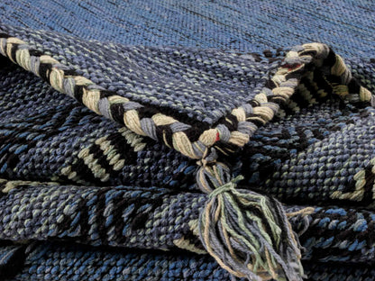 Handgewebter, moderner Indo Kelim Orientteppich von Khademi aus Baumwolle, blau. Geometrisches Design. Von Hand gewebt in Indien. Größe: 230x170cm. Teppichnummer: KB4-1688. Verkauf durch Jupiter Intl.