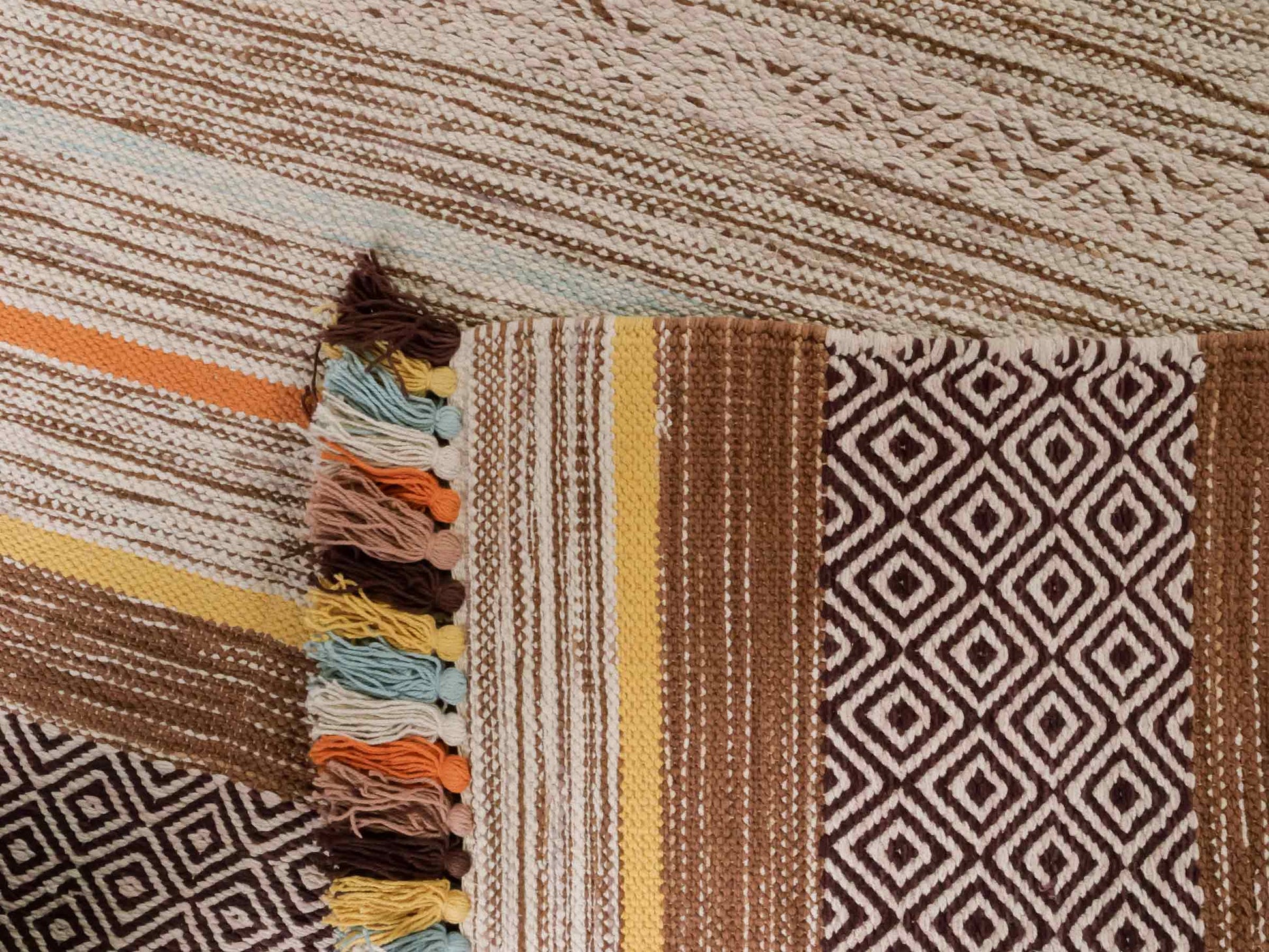 Handgewebter, moderner Indo Kelim Orientteppich von Khademi aus Baumwolle, braun, mehrfarbig. Geometrisches Design. Von Hand gewebt in Indien. Größe: 230x170cm. Teppichnummer: KB4-1685. Verkauf durch Jupiter Intl.