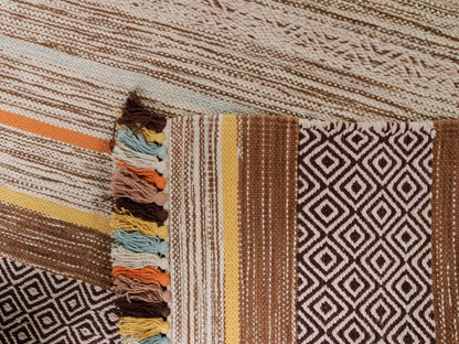 Handgewebter, moderner Indo Kelim Orientteppich von Khademi aus Baumwolle, braun, mehrfarbig. Geometrisches Design. Von Hand gewebt in Indien. Größe: 230x170cm. Teppichnummer: KB4-1685. Verkauf durch Jupiter Intl.