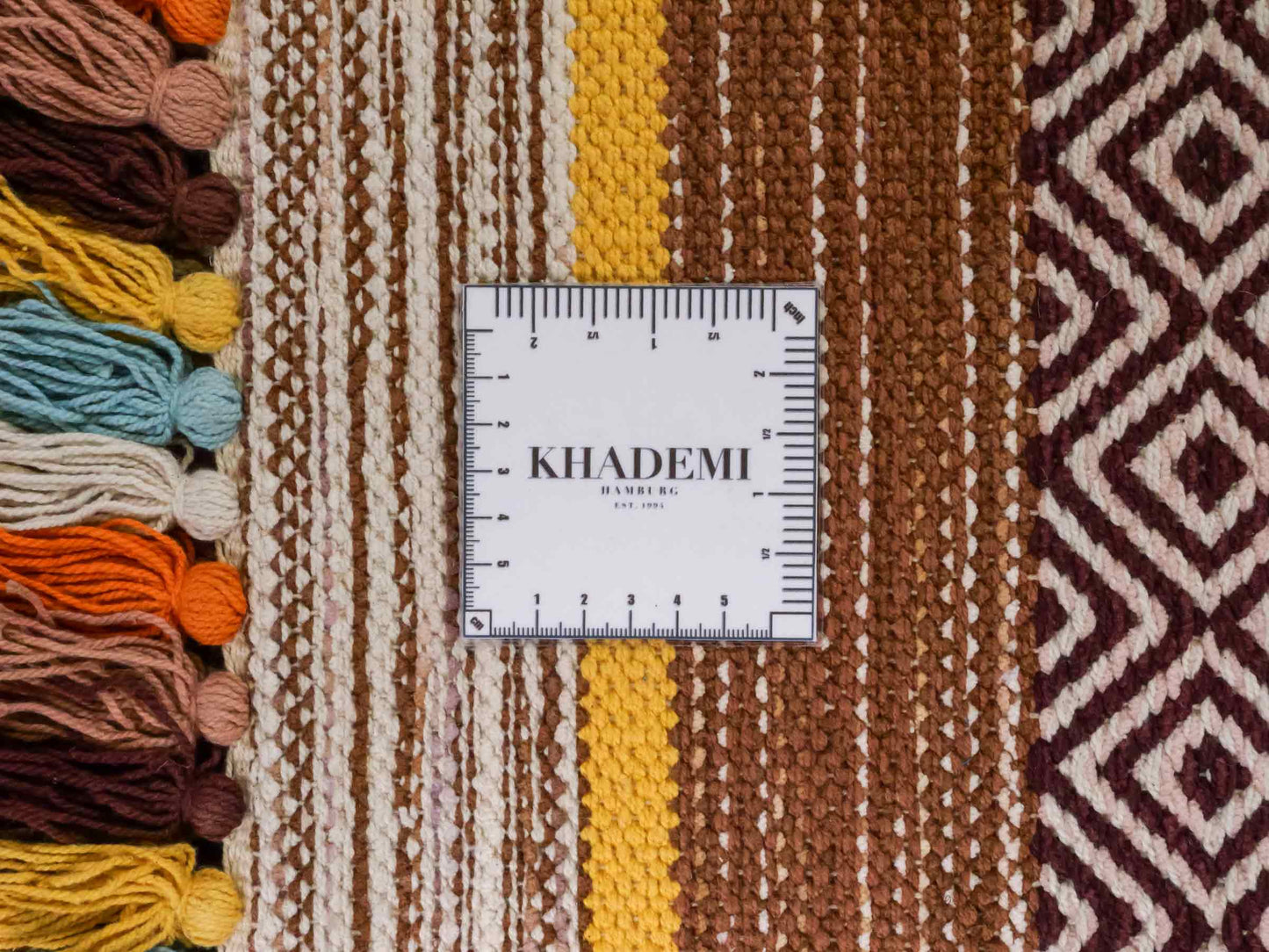 Handgewebter, moderner Indo Kelim Orientteppich von Khademi aus Baumwolle, braun, mehrfarbig. Geometrisches Design. Von Hand gewebt in Indien. Größe: 230x170cm. Teppichnummer: KB4-1685. Verkauf durch Jupiter Intl.