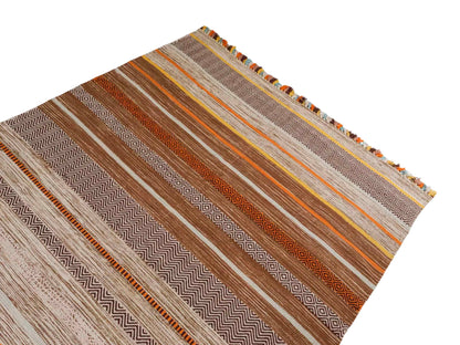 Handgewebter, moderner Indo Kelim Orientteppich von Khademi aus Baumwolle, braun, mehrfarbig. Geometrisches Design. Von Hand gewebt in Indien. Größe: 230x170cm. Teppichnummer: KB4-1685. Verkauf durch Jupiter Intl.