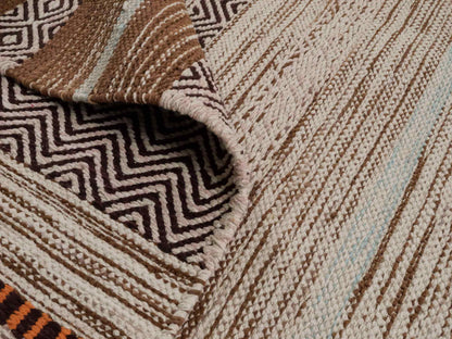 Handgewebter, moderner Indo Kelim Orientteppich von Khademi aus Baumwolle, braun, mehrfarbig. Geometrisches Design. Von Hand gewebt in Indien. Größe: 230x170cm. Teppichnummer: KB4-1685. Verkauf durch Jupiter Intl.