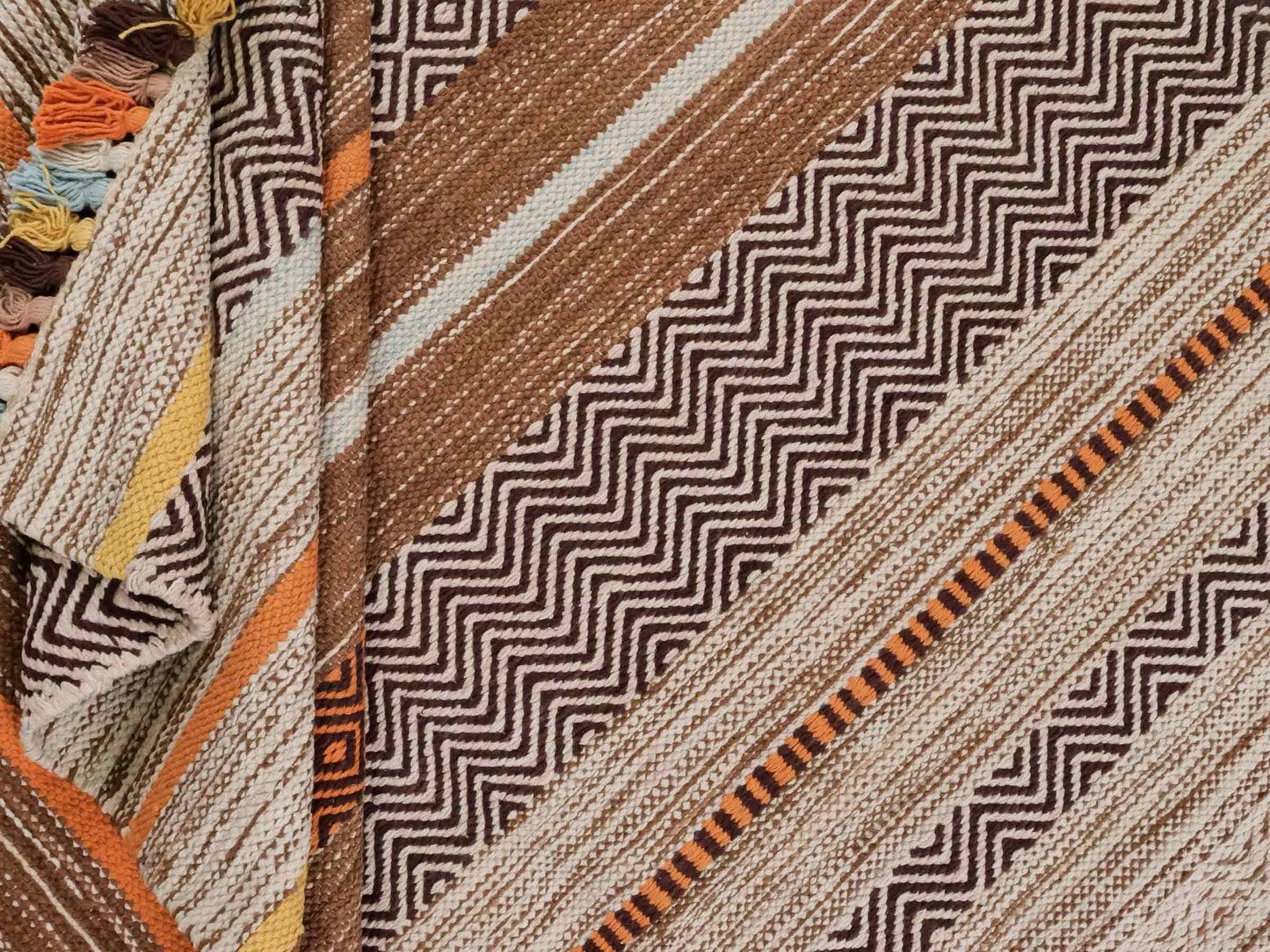 Handgewebter, moderner Indo Kelim Orientteppich von Khademi aus Baumwolle, braun, mehrfarbig. Geometrisches Design. Von Hand gewebt in Indien. Größe: 230x170cm. Teppichnummer: KB4-1685. Verkauf durch Jupiter Intl.