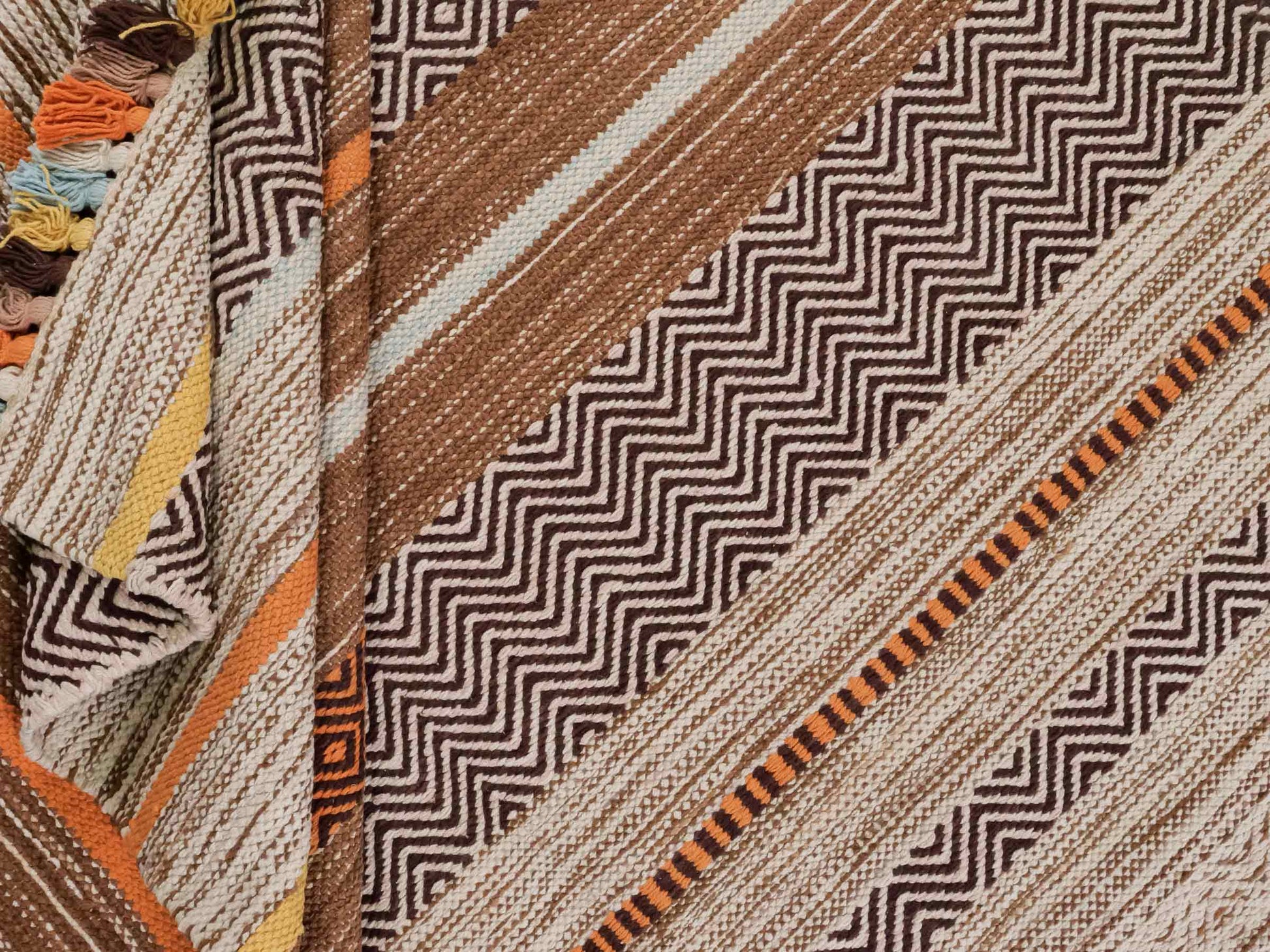 Handgewebter, moderner Indo Kelim Orientteppich von Khademi aus Baumwolle, braun, mehrfarbig. Geometrisches Design. Von Hand gewebt in Indien. Größe: 230x170cm. Teppichnummer: KB4-1685. Verkauf durch Jupiter Intl.