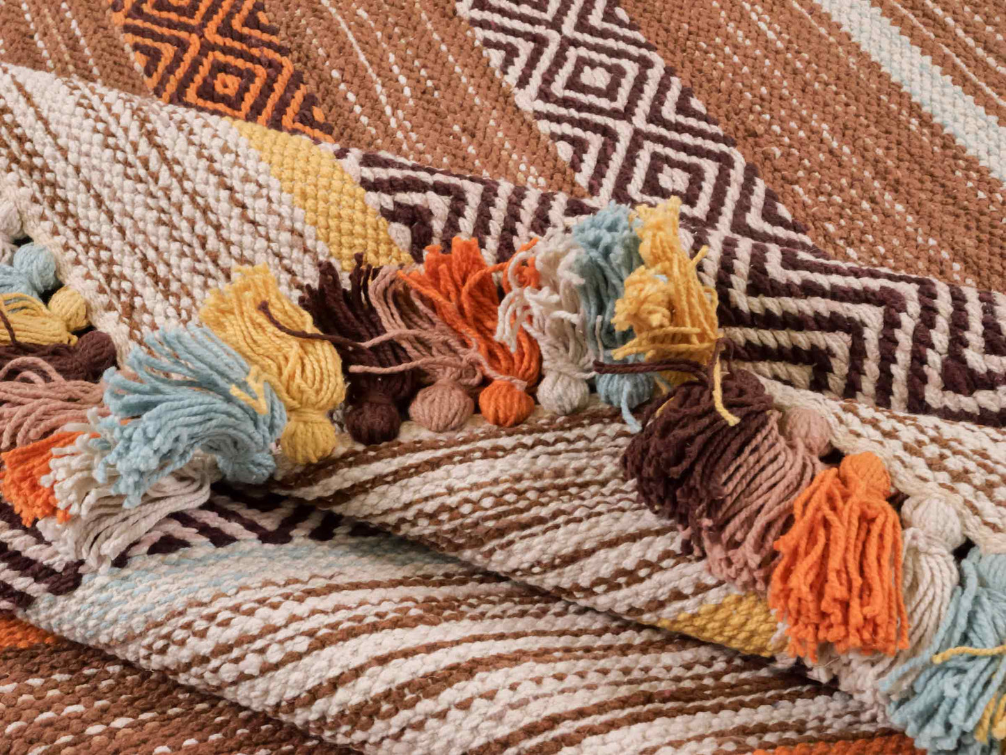 Handgewebter, moderner Indo Kelim Orientteppich von Khademi aus Baumwolle, braun, mehrfarbig. Geometrisches Design. Von Hand gewebt in Indien. Größe: 230x170cm. Teppichnummer: KB4-1685. Verkauf durch Jupiter Intl.