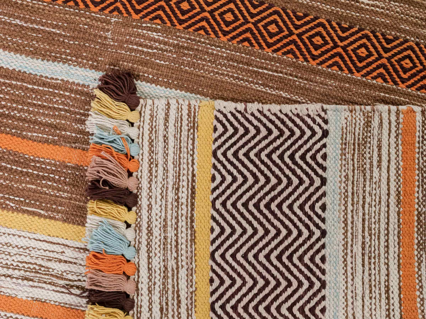 Handgewebter, moderner Indo Kelim Orientteppich von Khademi aus Baumwolle, braun, mehrfarbig. Geometrisches Design. Von Hand gewebt in Indien. Größe: 230x170cm. Teppichnummer: KB4-1686. Verkauf durch Jupiter Intl.