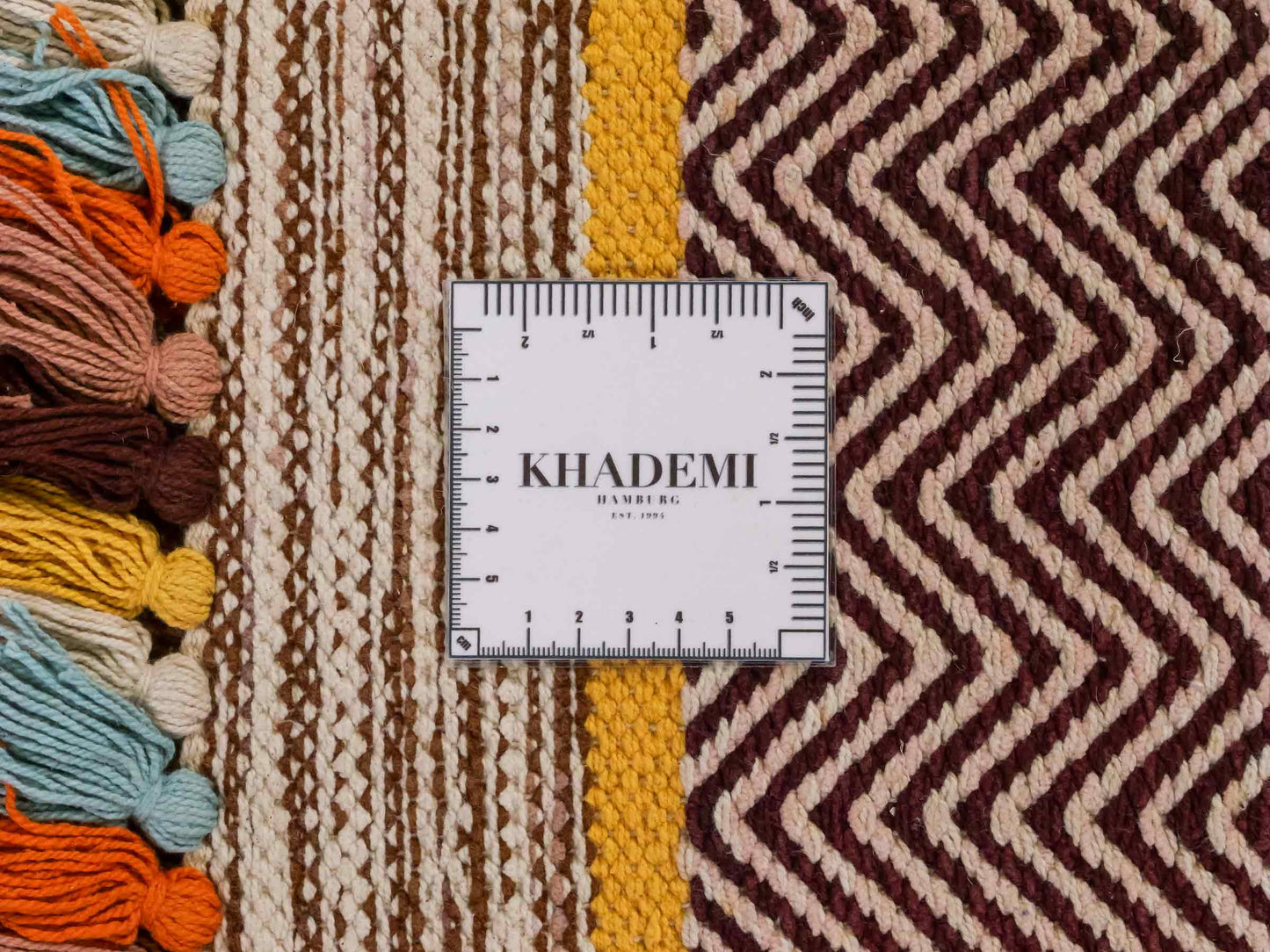 Handgewebter, moderner Indo Kelim Orientteppich von Khademi aus Baumwolle, braun, mehrfarbig. Geometrisches Design. Von Hand gewebt in Indien. Größe: 230x170cm. Teppichnummer: KB4-1686. Verkauf durch Jupiter Intl.