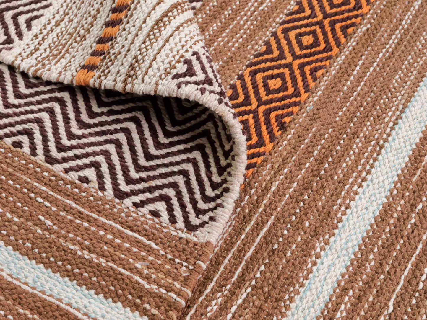 Handgewebter, moderner Indo Kelim Orientteppich von Khademi aus Baumwolle, braun, mehrfarbig. Geometrisches Design. Von Hand gewebt in Indien. Größe: 230x170cm. Teppichnummer: KB4-1686. Verkauf durch Jupiter Intl.