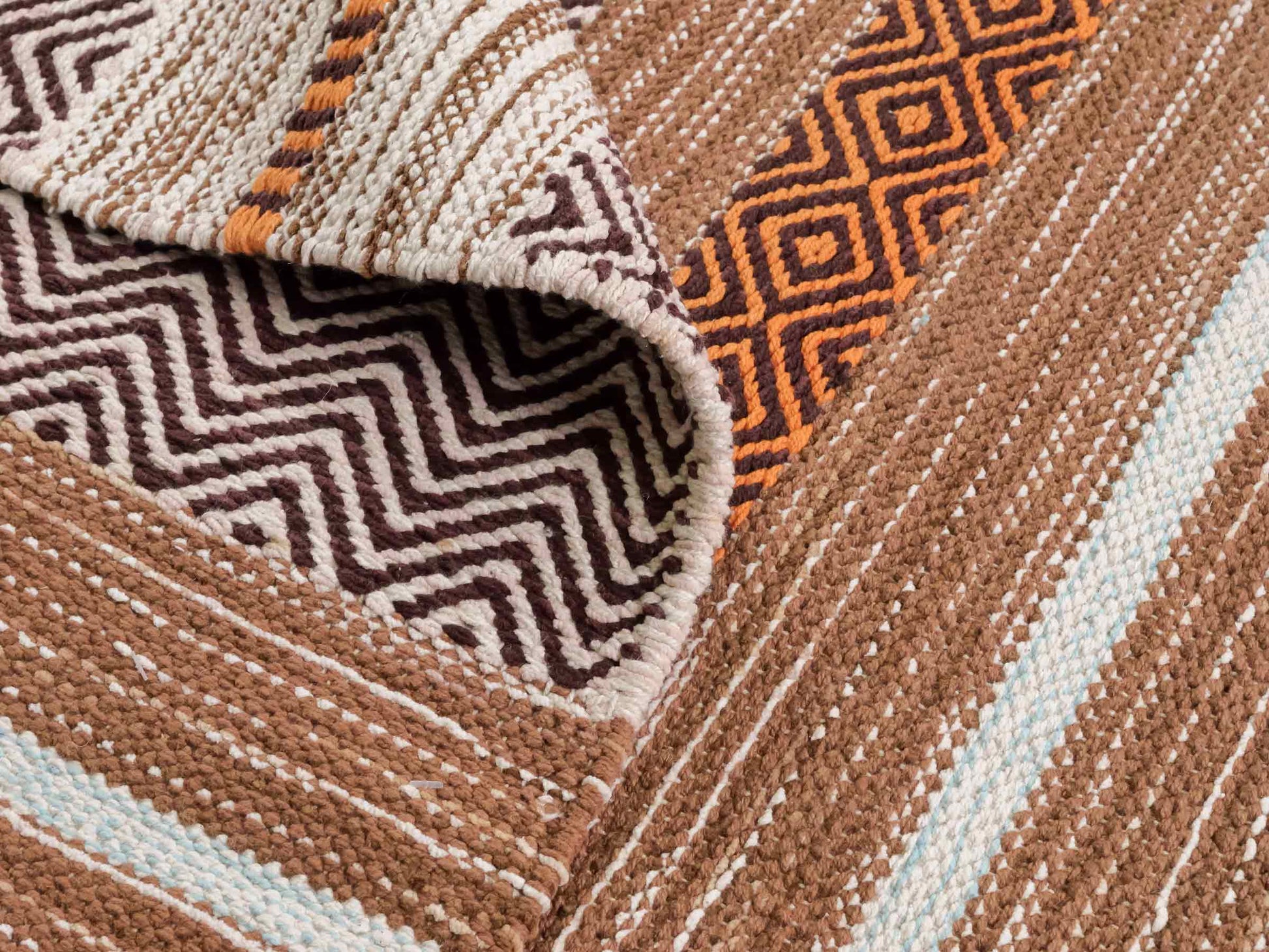 Handgewebter, moderner Indo Kelim Orientteppich von Khademi aus Baumwolle, braun, mehrfarbig. Geometrisches Design. Von Hand gewebt in Indien. Größe: 230x170cm. Teppichnummer: KB4-1686. Verkauf durch Jupiter Intl.