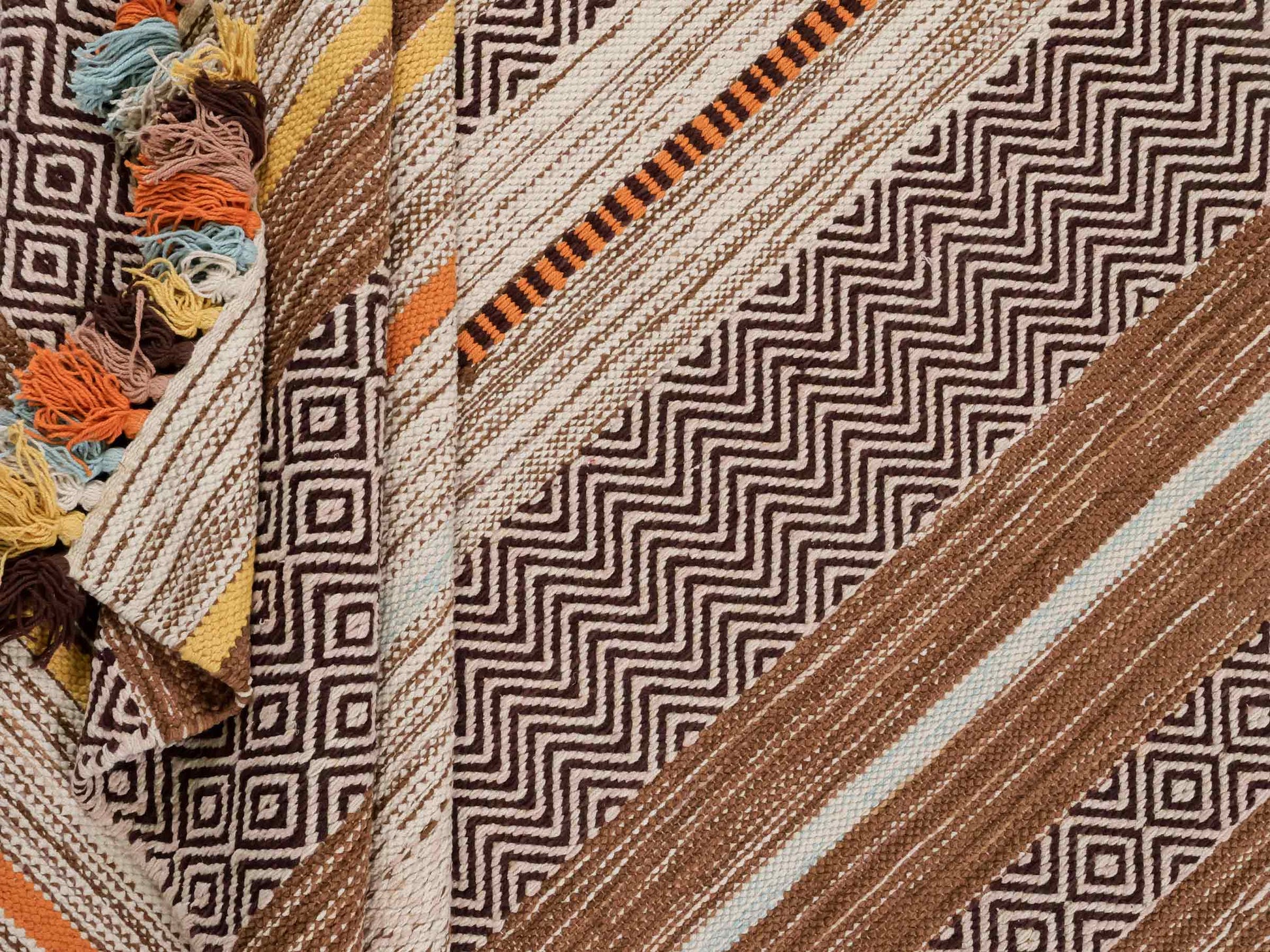 Handgewebter, moderner Indo Kelim Orientteppich von Khademi aus Baumwolle, braun, mehrfarbig. Geometrisches Design. Von Hand gewebt in Indien. Größe: 230x170cm. Teppichnummer: KB4-1686. Verkauf durch Jupiter Intl.