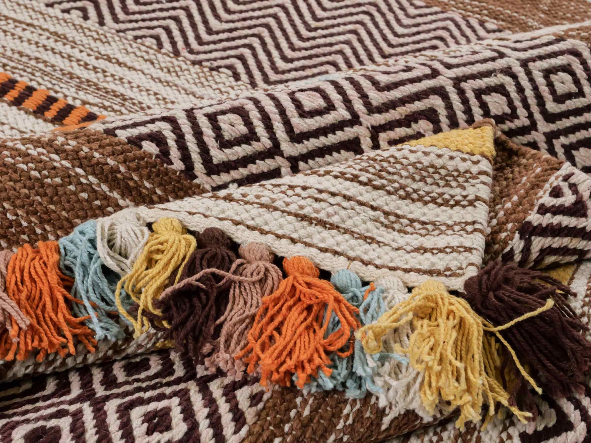 Handgewebter, moderner Indo Kelim Orientteppich von Khademi aus Baumwolle, braun, mehrfarbig. Geometrisches Design. Von Hand gewebt in Indien. Größe: 230x170cm. Teppichnummer: KB4-1686. Verkauf durch Jupiter Intl.