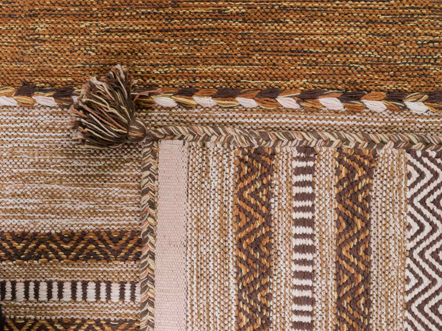 Handgewebter, moderner Indo Kelim Orientteppich von Khademi aus Baumwolle, braun. Geometrisches Design. Von Hand gewebt in Indien. Größe: 230x170cm. Teppichnummer: KB4-1692. Verkauf durch Jupiter Intl.