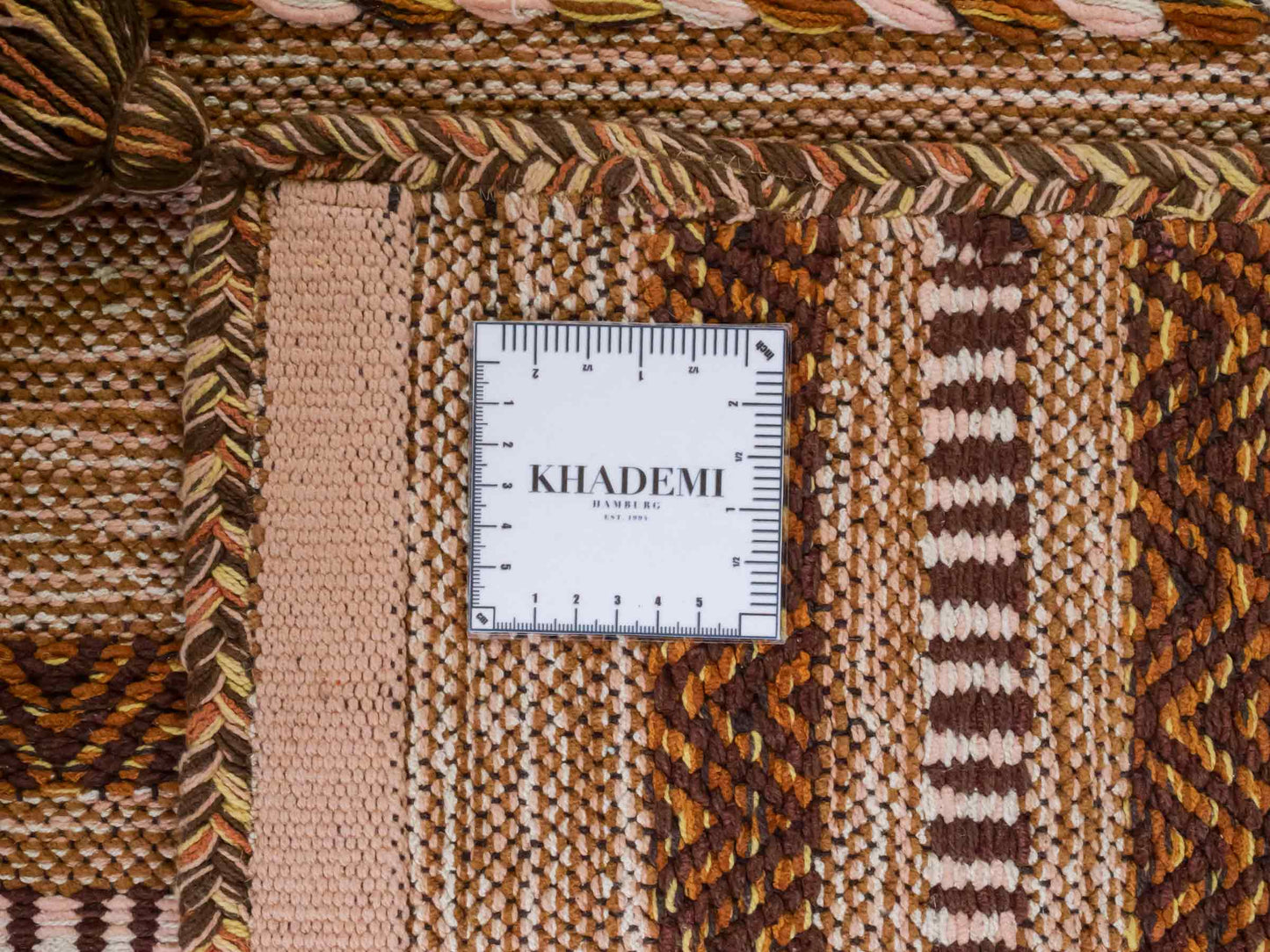 Handgewebter, moderner Indo Kelim Orientteppich von Khademi aus Baumwolle, braun. Geometrisches Design. Von Hand gewebt in Indien. Größe: 230x170cm. Teppichnummer: KB4-1692. Verkauf durch Jupiter Intl.