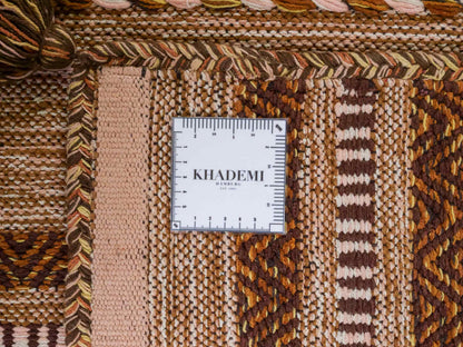 Handgewebter, moderner Indo Kelim Orientteppich von Khademi aus Baumwolle, braun. Geometrisches Design. Von Hand gewebt in Indien. Größe: 230x170cm. Teppichnummer: KB4-1692. Verkauf durch Jupiter Intl.