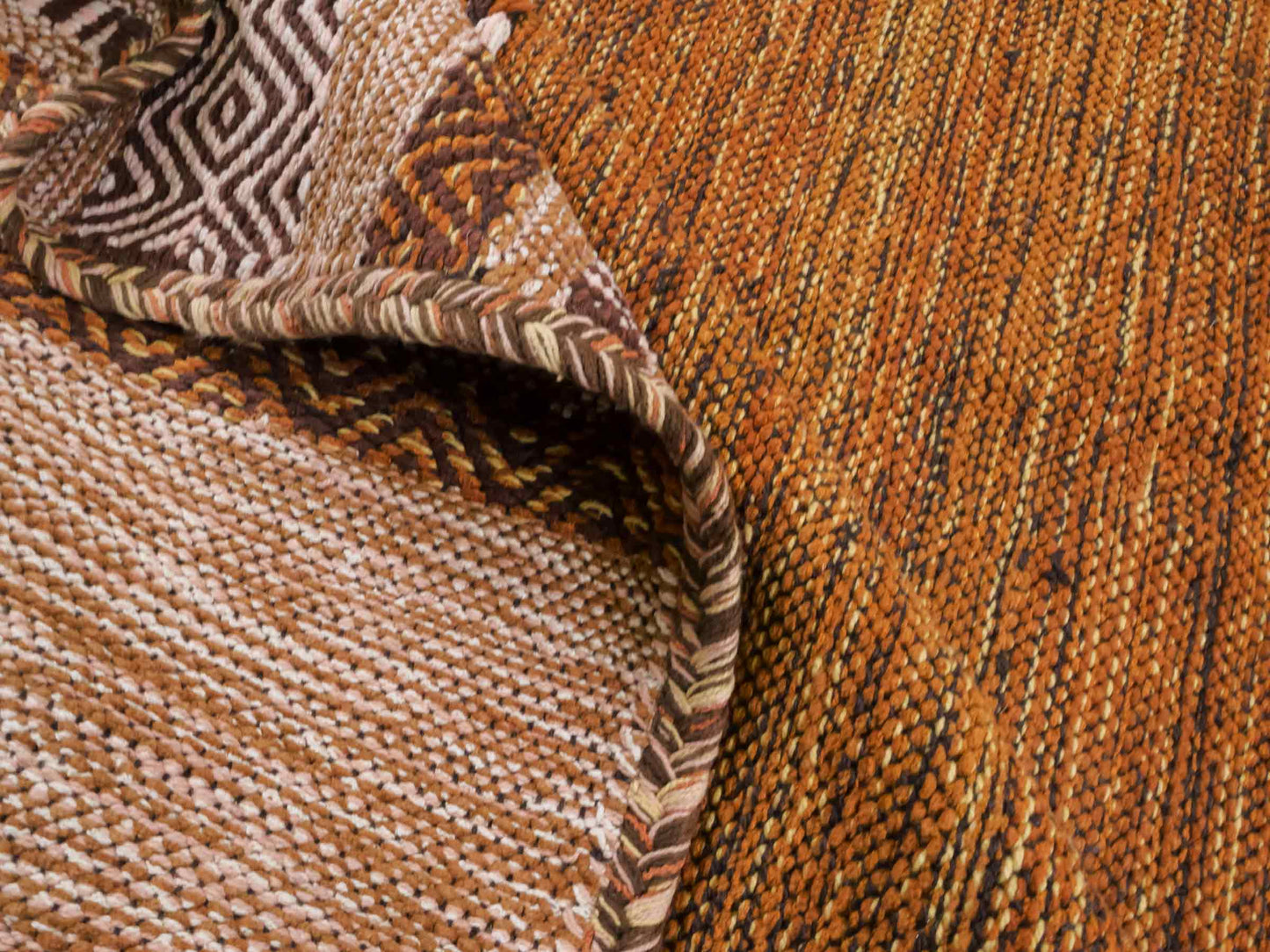 Handgewebter, moderner Indo Kelim Orientteppich von Khademi aus Baumwolle, braun. Geometrisches Design. Von Hand gewebt in Indien. Größe: 230x170cm. Teppichnummer: KB4-1692. Verkauf durch Jupiter Intl.