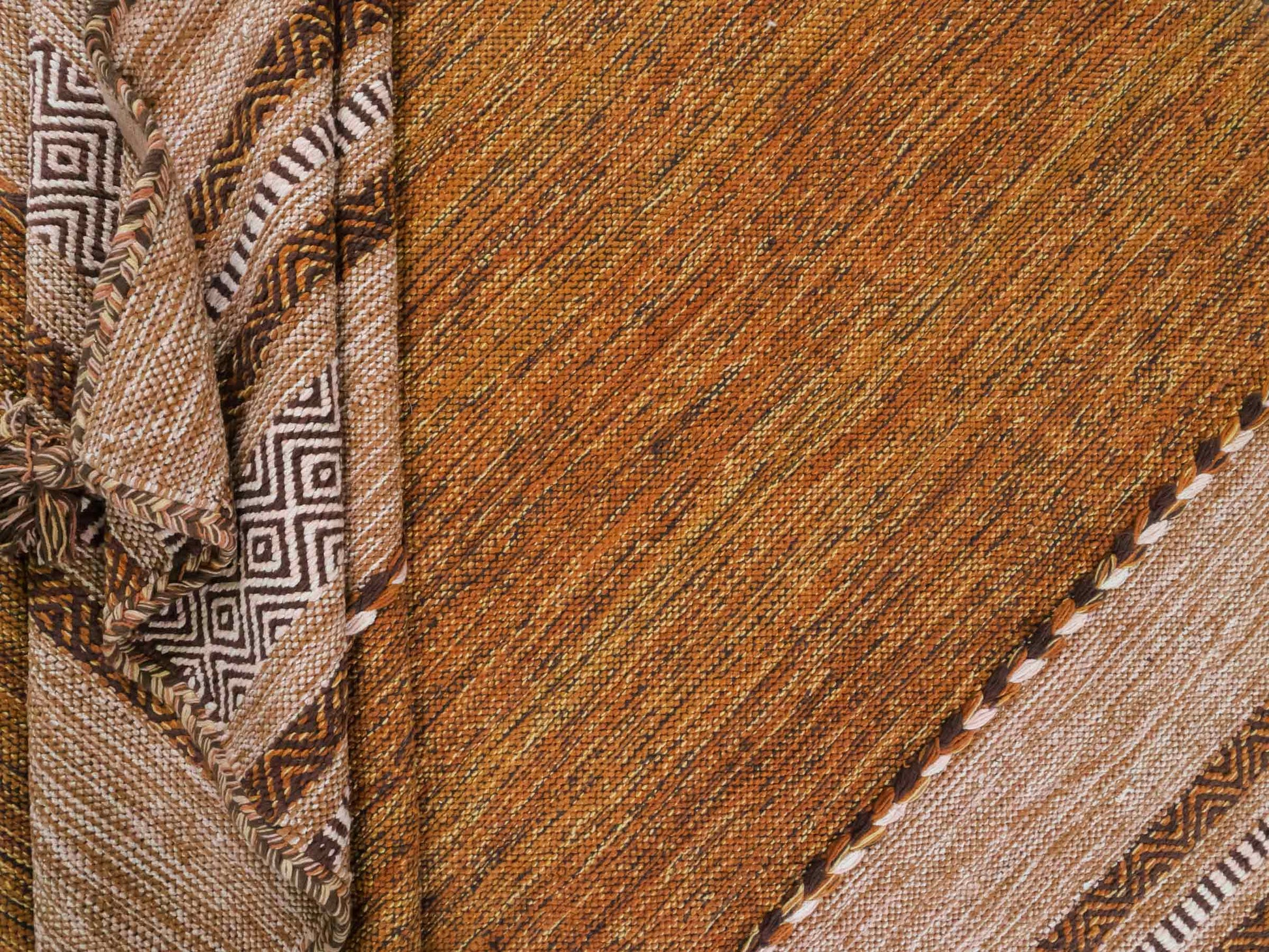 Handgewebter, moderner Indo Kelim Orientteppich von Khademi aus Baumwolle, braun. Geometrisches Design. Von Hand gewebt in Indien. Größe: 230x170cm. Teppichnummer: KB4-1692. Verkauf durch Jupiter Intl.