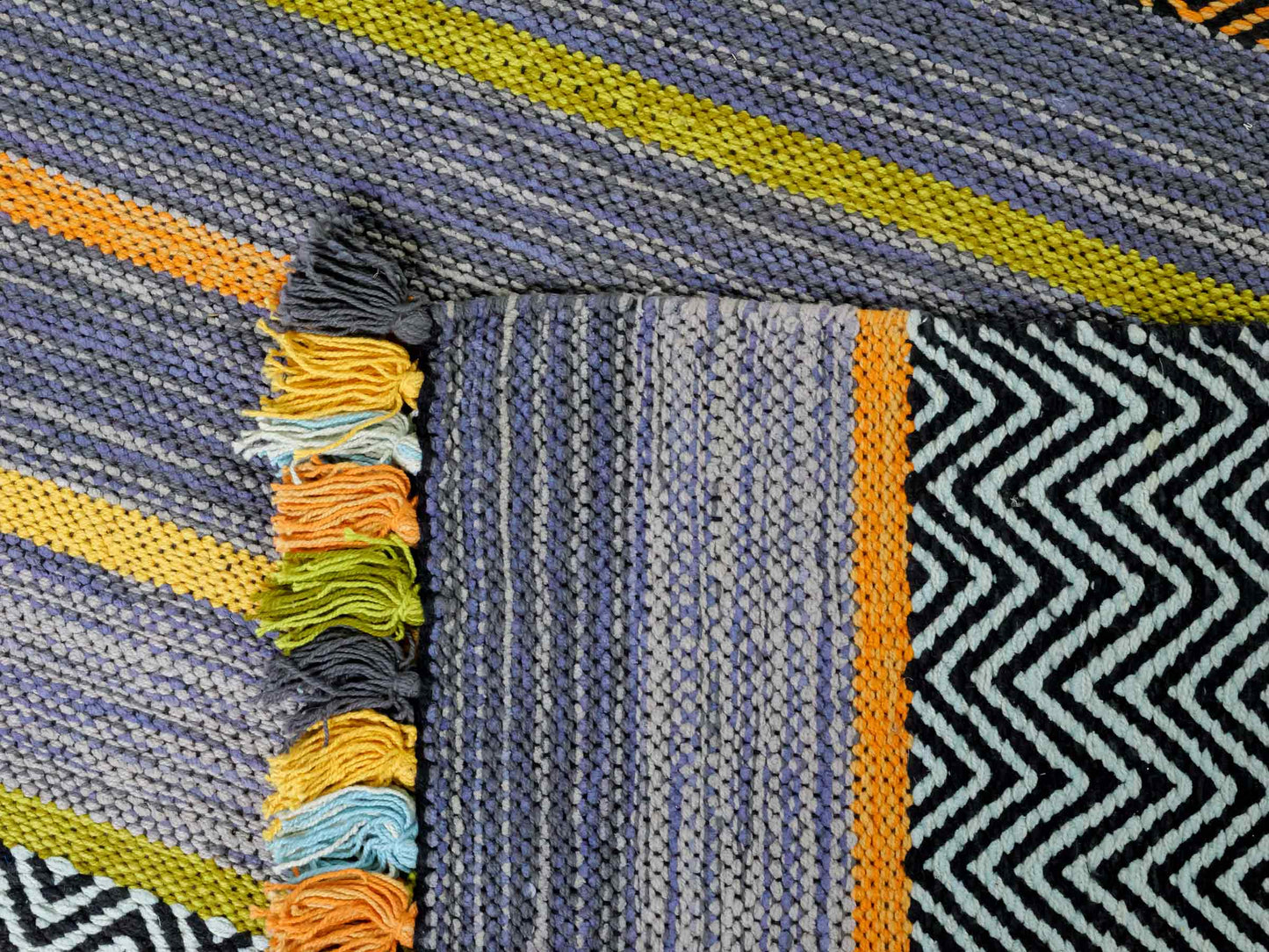 Handgewebter, moderner Indo Kelim Orientteppich von Khademi aus Baumwolle, navy, mehrfarbig. Geometrisches Design. Von Hand gewebt in Indien. Größe: 230x170cm. Teppichnummer: KB4-1682. Verkauf durch Jupiter Intl.