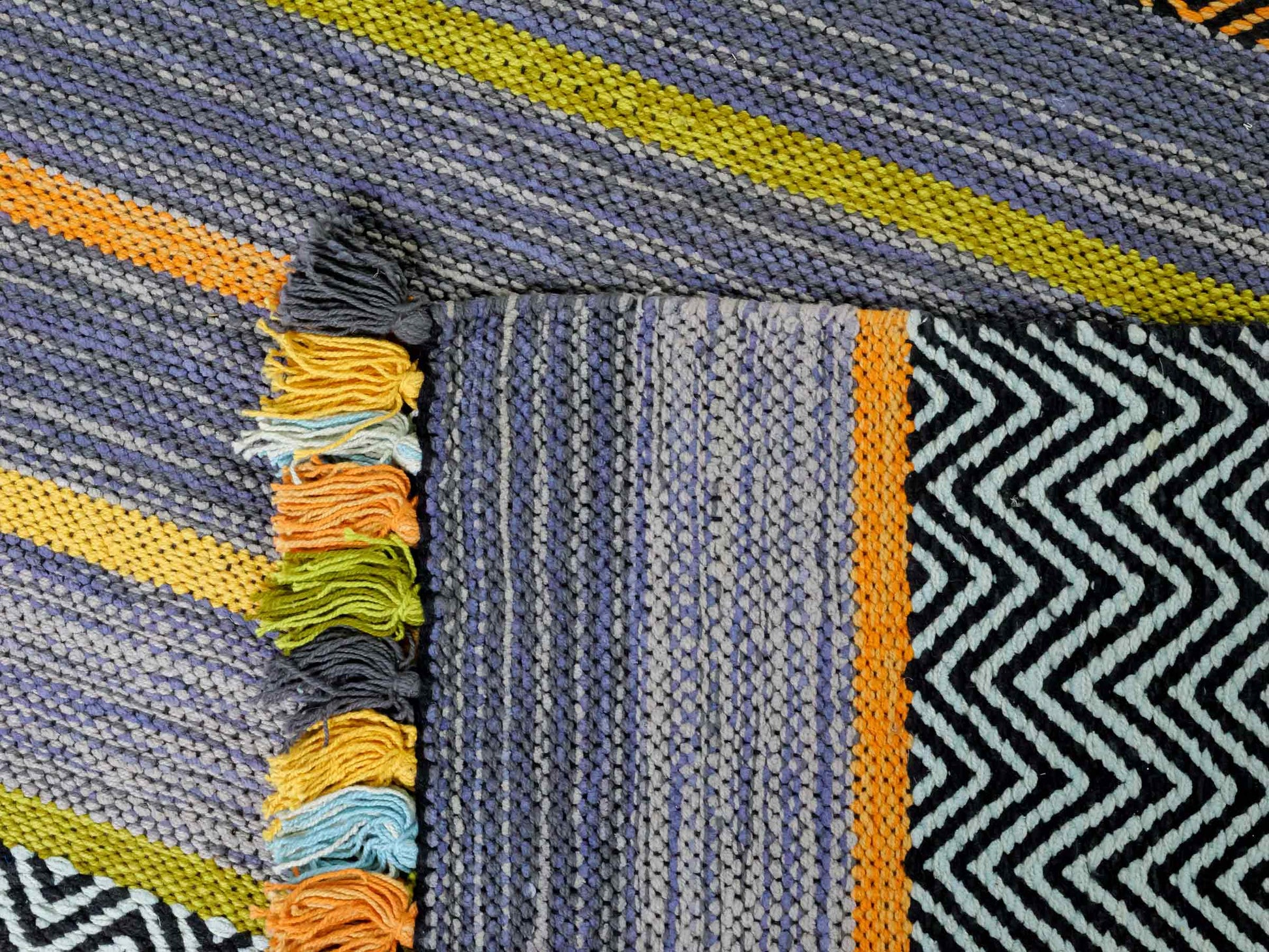 Handgewebter, moderner Indo Kelim Orientteppich von Khademi aus Baumwolle, navy, mehrfarbig. Geometrisches Design. Von Hand gewebt in Indien. Größe: 230x170cm. Teppichnummer: KB4-1682. Verkauf durch Jupiter Intl.