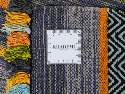 Handgewebter, moderner Indo Kelim Orientteppich von Khademi aus Baumwolle, navy, mehrfarbig. Geometrisches Design. Von Hand gewebt in Indien. Größe: 230x170cm. Teppichnummer: KB4-1682. Verkauf durch Jupiter Intl.