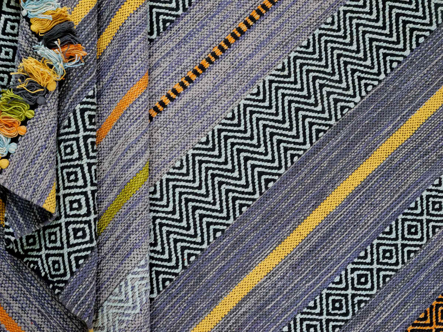 Handgewebter, moderner Indo Kelim Orientteppich von Khademi aus Baumwolle, navy, mehrfarbig. Geometrisches Design. Von Hand gewebt in Indien. Größe: 230x170cm. Teppichnummer: KB4-1682. Verkauf durch Jupiter Intl.