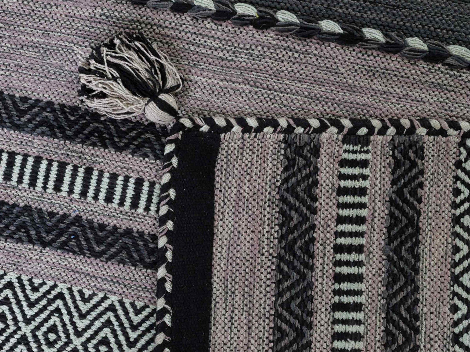 Handgewebter, moderner Indo Kelim Orientteppich von Khademi aus Baumwolle, navy. Geometrisches Design. Von Hand gewebt in Indien. Größe: 230x170cm. Teppichnummer: KB4-1687. Verkauf durch Jupiter Intl.