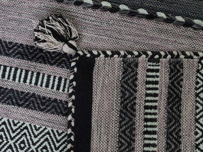 Handgewebter, moderner Indo Kelim Orientteppich von Khademi aus Baumwolle, navy. Geometrisches Design. Von Hand gewebt in Indien. Größe: 230x170cm. Teppichnummer: KB4-1687. Verkauf durch Jupiter Intl.