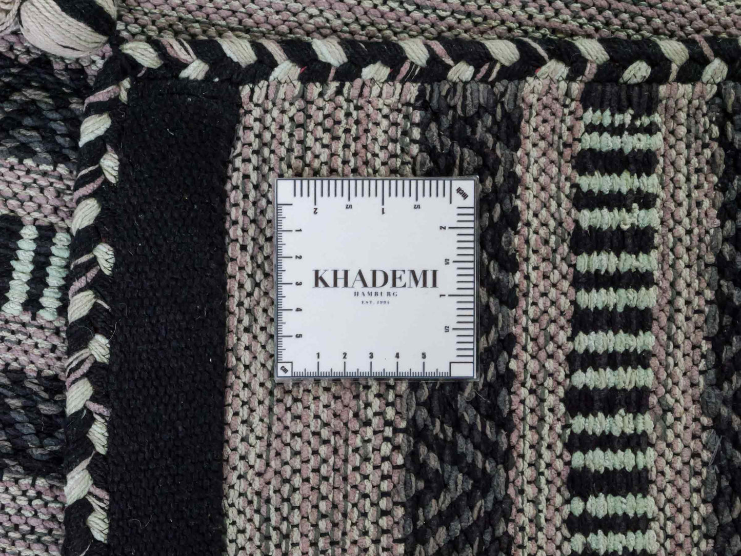 Handgewebter, moderner Indo Kelim Orientteppich von Khademi aus Baumwolle, navy. Geometrisches Design. Von Hand gewebt in Indien. Größe: 230x170cm. Teppichnummer: KB4-1687. Verkauf durch Jupiter Intl.