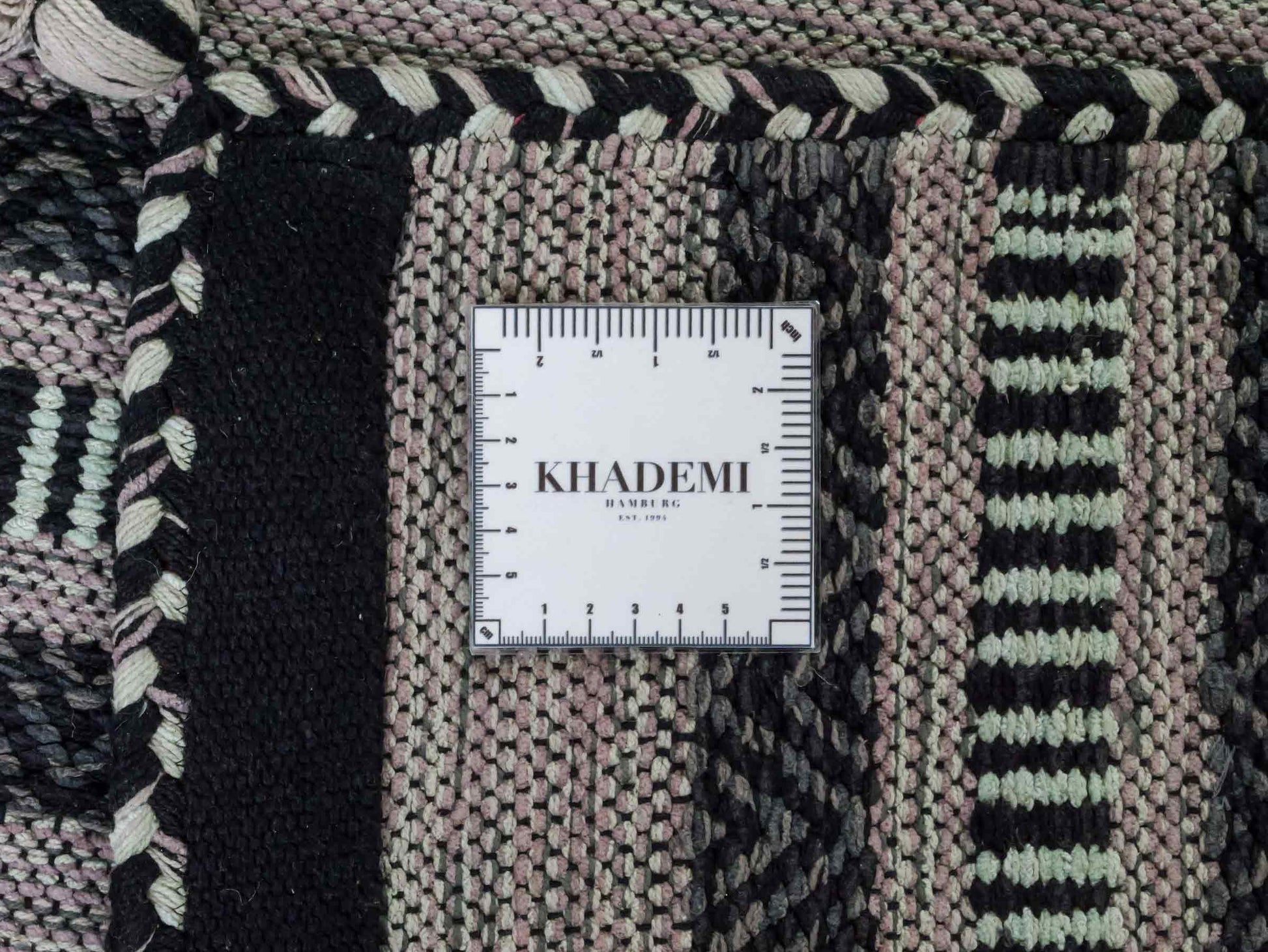 Handgewebter, moderner Indo Kelim Orientteppich von Khademi aus Baumwolle, navy. Geometrisches Design. Von Hand gewebt in Indien. Größe: 230x170cm. Teppichnummer: KB4-1687. Verkauf durch Jupiter Intl.