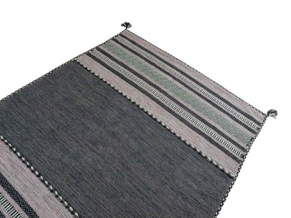 Handgewebter, moderner Indo Kelim Orientteppich von Khademi aus Baumwolle, navy. Geometrisches Design. Von Hand gewebt in Indien. Größe: 230x170cm. Teppichnummer: KB4-1687. Verkauf durch Jupiter Intl.