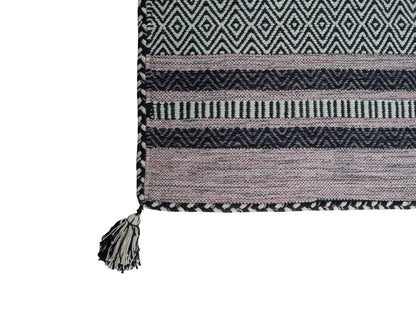 Handgewebter, moderner Indo Kelim Orientteppich von Khademi aus Baumwolle, navy. Geometrisches Design. Von Hand gewebt in Indien. Größe: 230x170cm. Teppichnummer: KB4-1687. Verkauf durch Jupiter Intl.