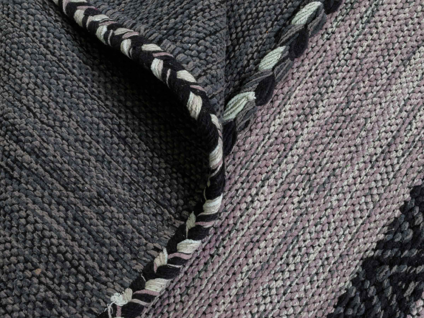 Handgewebter, moderner Indo Kelim Orientteppich von Khademi aus Baumwolle, navy. Geometrisches Design. Von Hand gewebt in Indien. Größe: 230x170cm. Teppichnummer: KB4-1687. Verkauf durch Jupiter Intl.